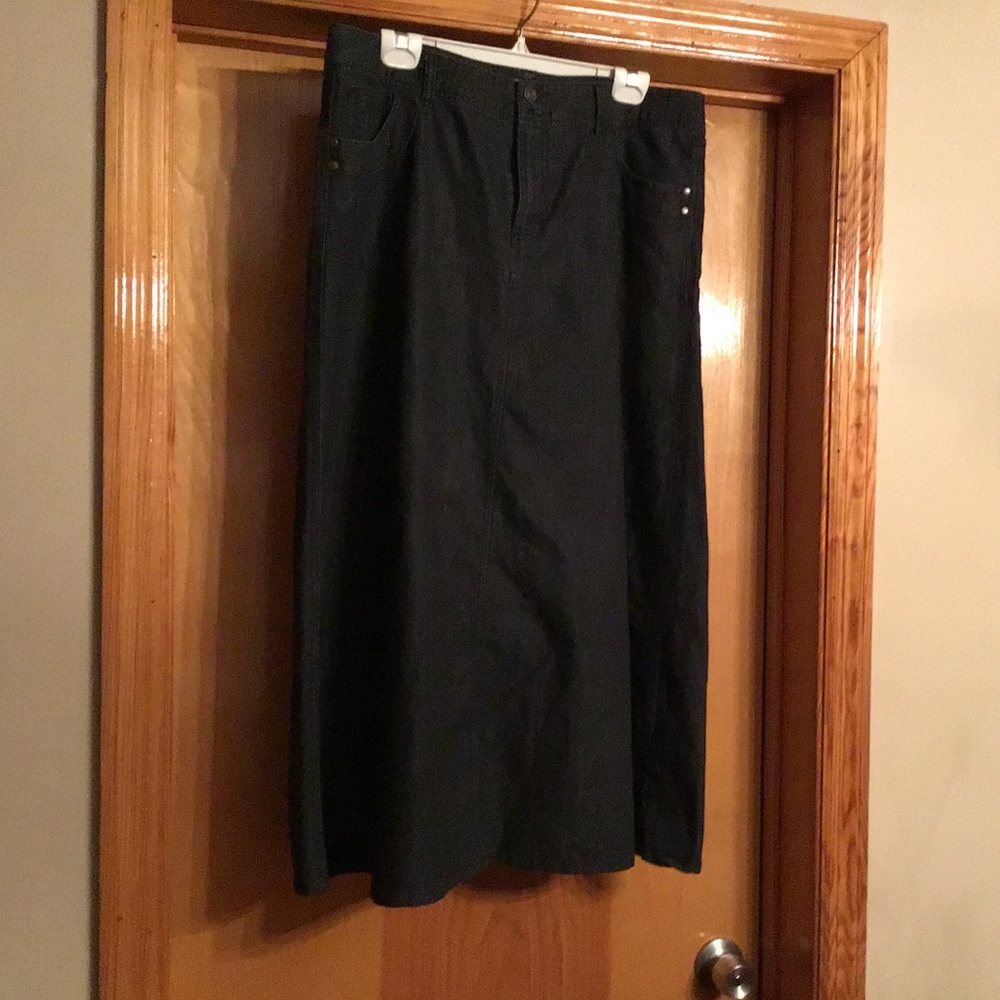 Black denim skirt!